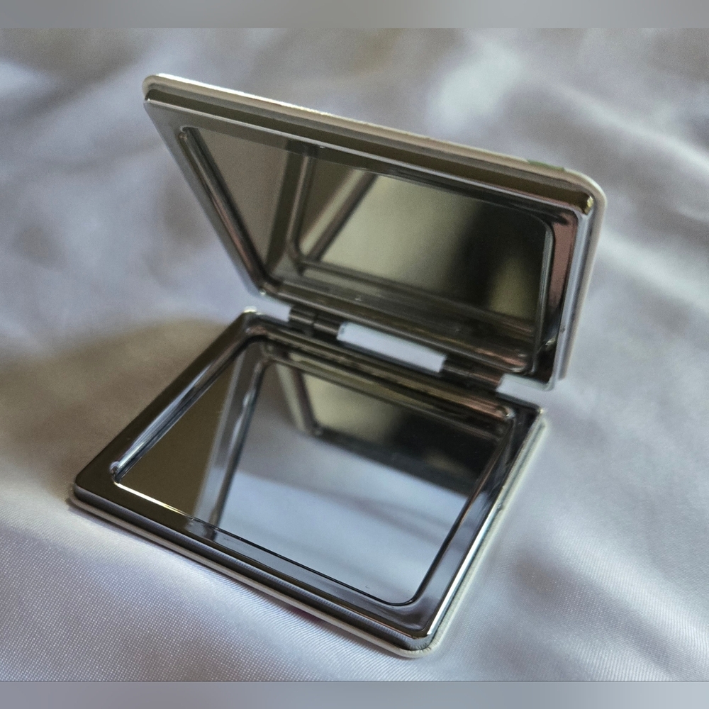 Makeup Design Compact Mirror - Picture 3 of 3